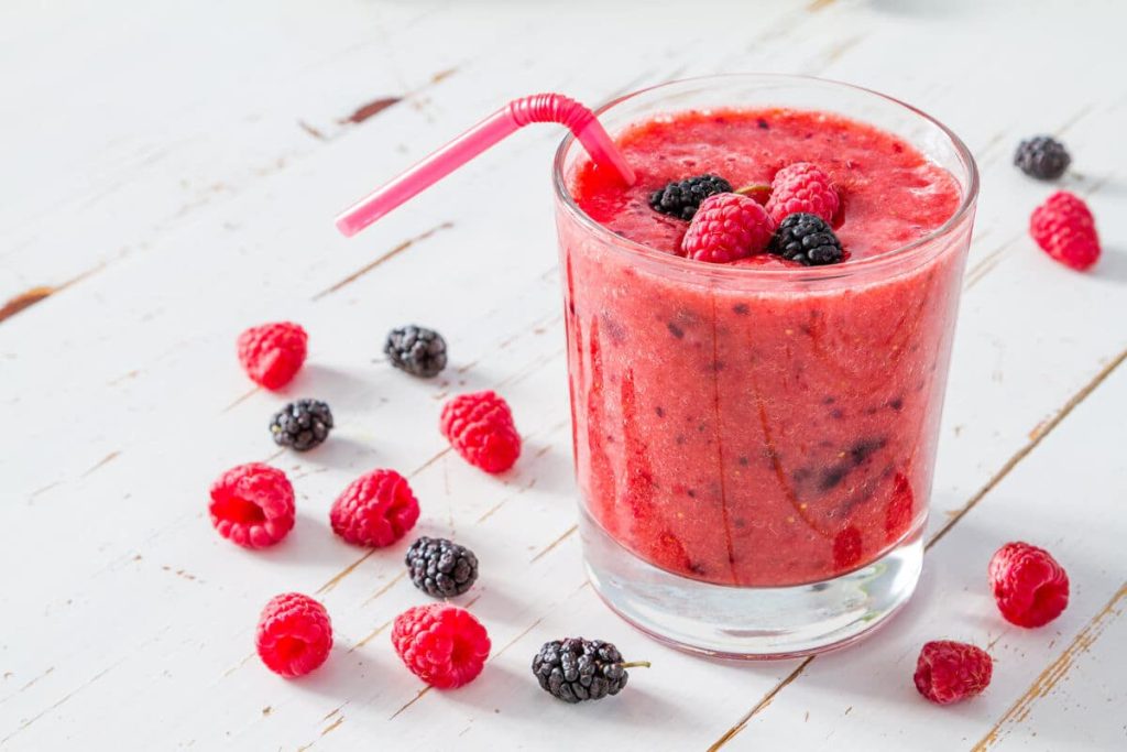 Kalter Beeren Smoothie mit Kokosnussmilch und Spinat