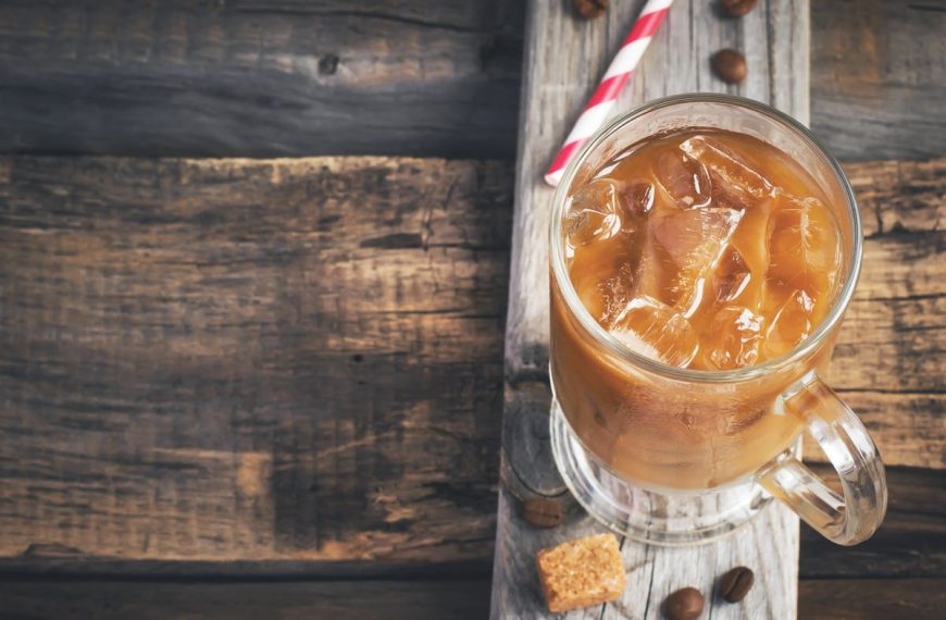 Kalter Café frappé Eiskaffee mit Milch, Zucker und Likör