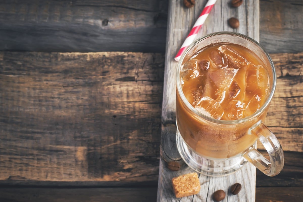 Kalter Café frappé Eiskaffee mit Milch