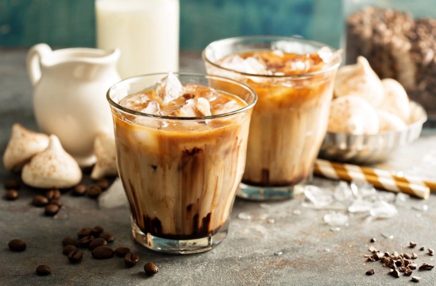 Kalter Eiskaffee mit Schokoladensoße und Espresso
