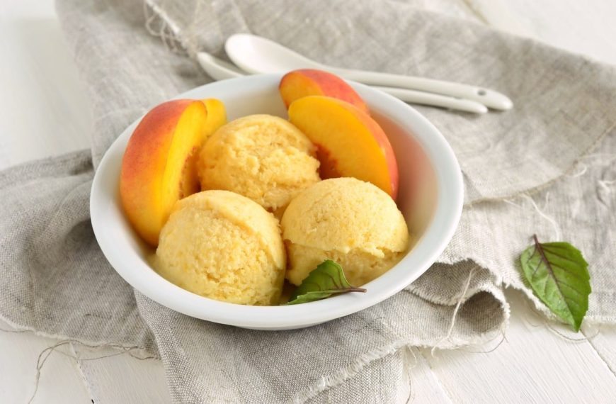 Kaltes Dessert mit Pfirsichen und Joghurt – Erfrischendes Pfirsicheis