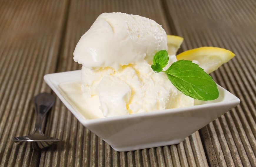 Kaltes Eis Dessert aus Sahne, Joghurt und Orangenlikör