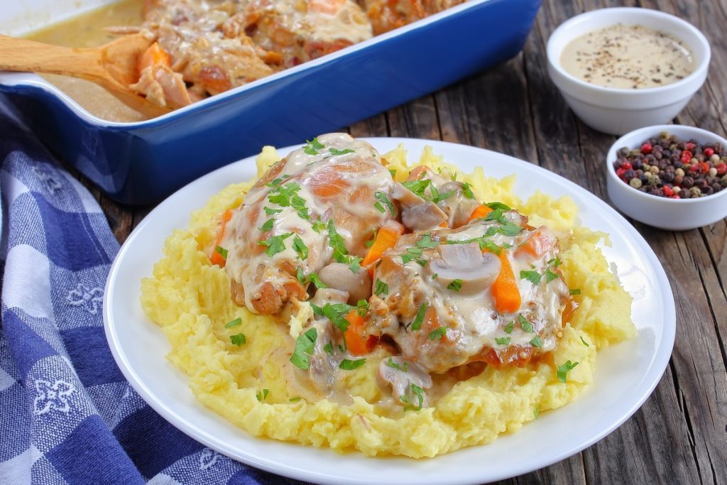 Kaninchen in Schmandsauce mit Champignons und Gemüse