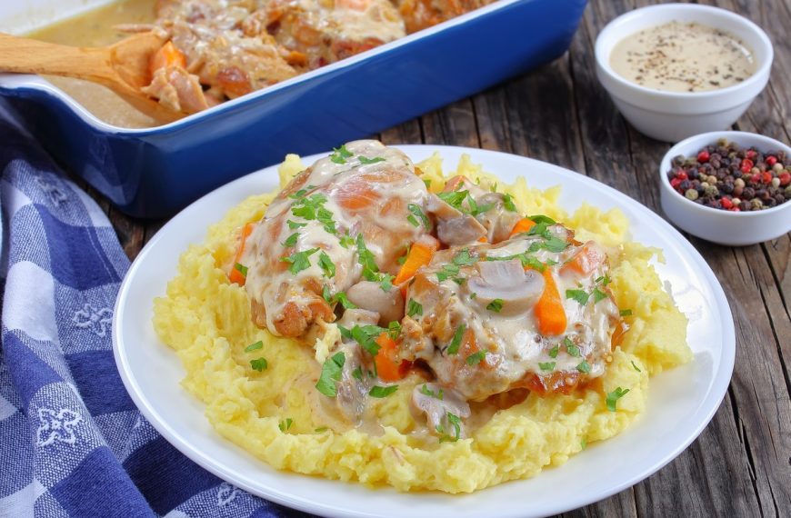 Kaninchen in Schmandsauce mit Champignons und Gemüse