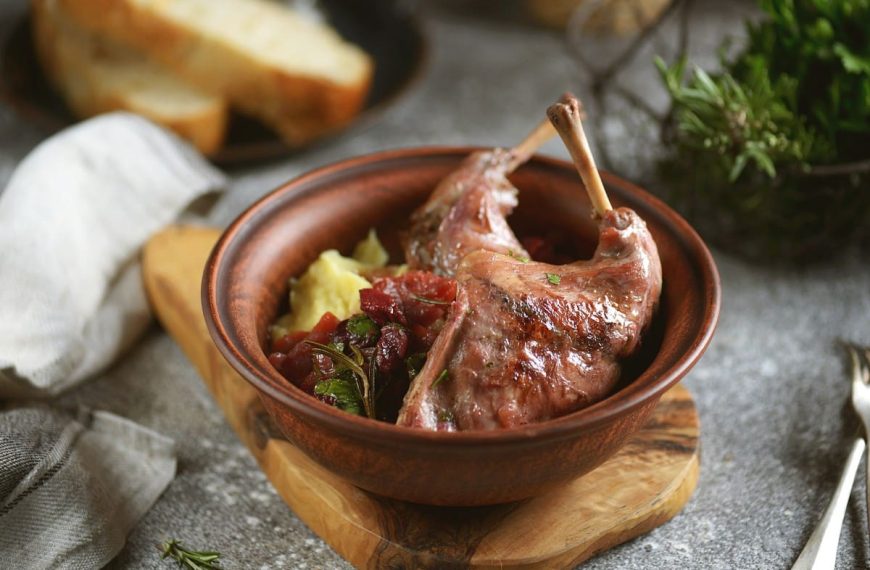 Kaninchenbraten mit Speck in Sahnesauce im Backofen