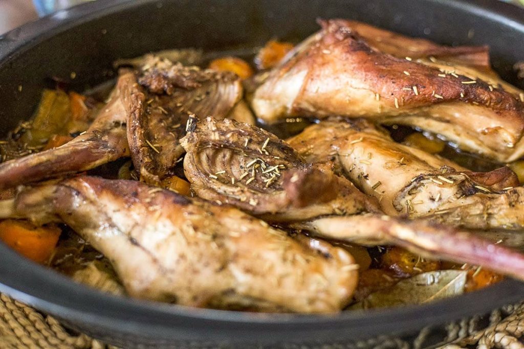 Kaninchenbraten mit Wacholderbeeren und Zwiebeln