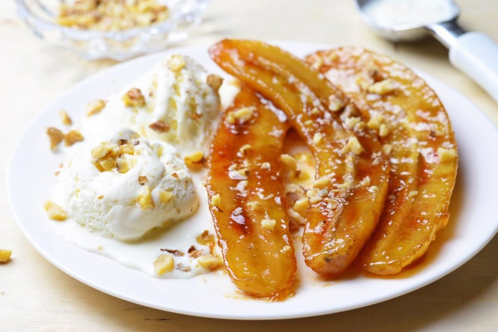Karamellisierte Bananen mit Nüssen und Vanilleeis