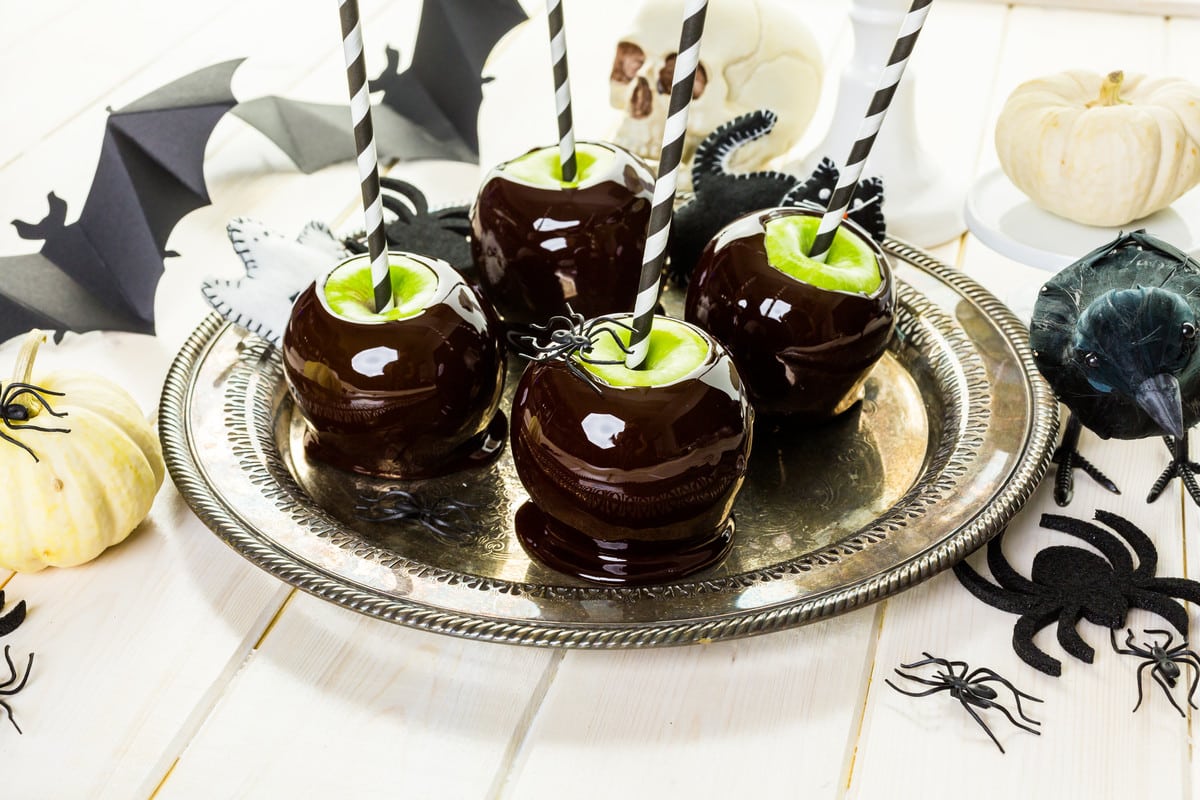 Karamellisierte Halloween Dessert Äpfel mit Milch und Zucker