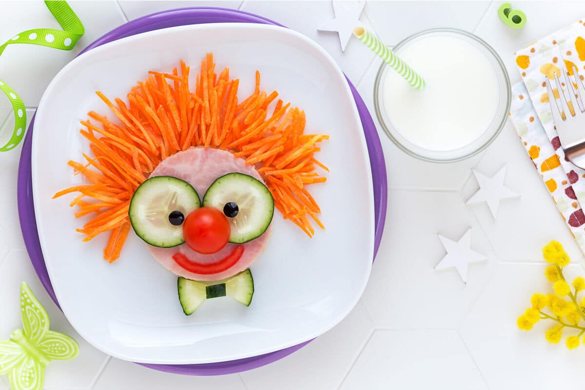 Karneval Frühstücksidee mit Clown Sandwich und Gemüse