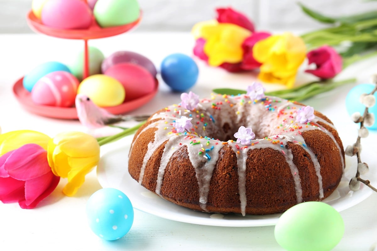 Karottenkuchen mit Zuckerglasur zu Ostern