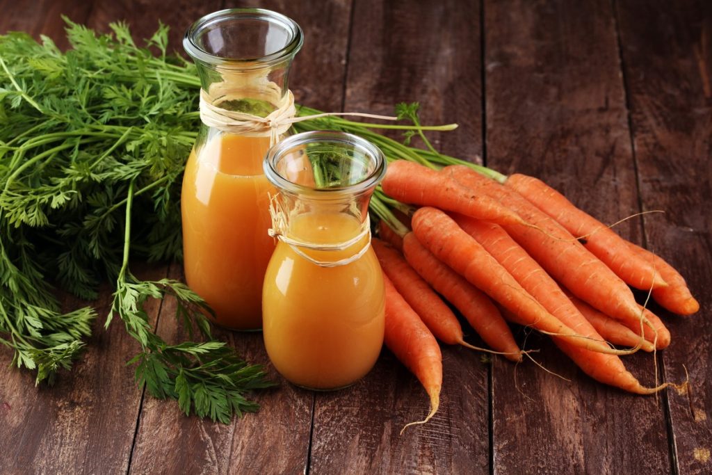 Karottensaft für den Winter mit Zucker und Zitrone selber machen