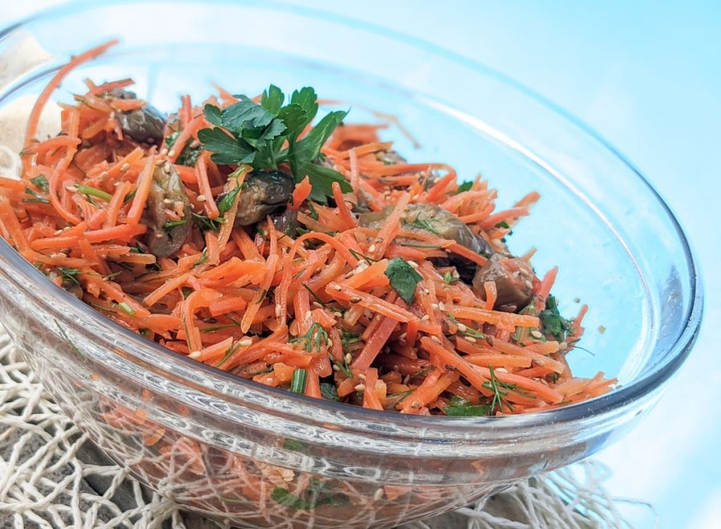 Einfacher Karottensalat mit Knoblauch zu Ostern