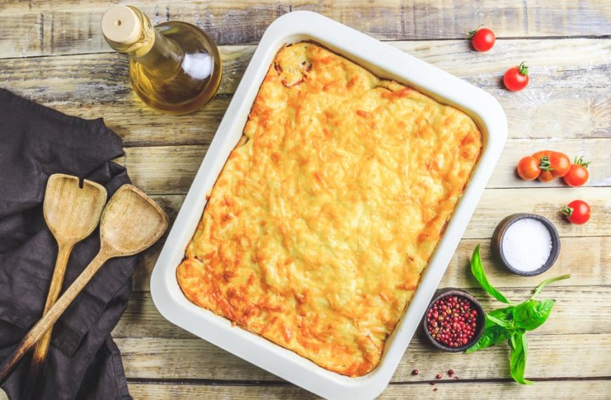 Kartoffelauflauf mit Fleisch und Käse überbacken