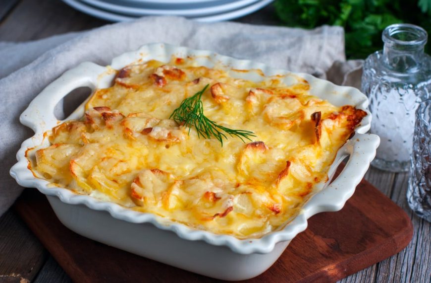 Kartoffelauflauf mit Hackfleisch, Mais und Tomaten mit Käse