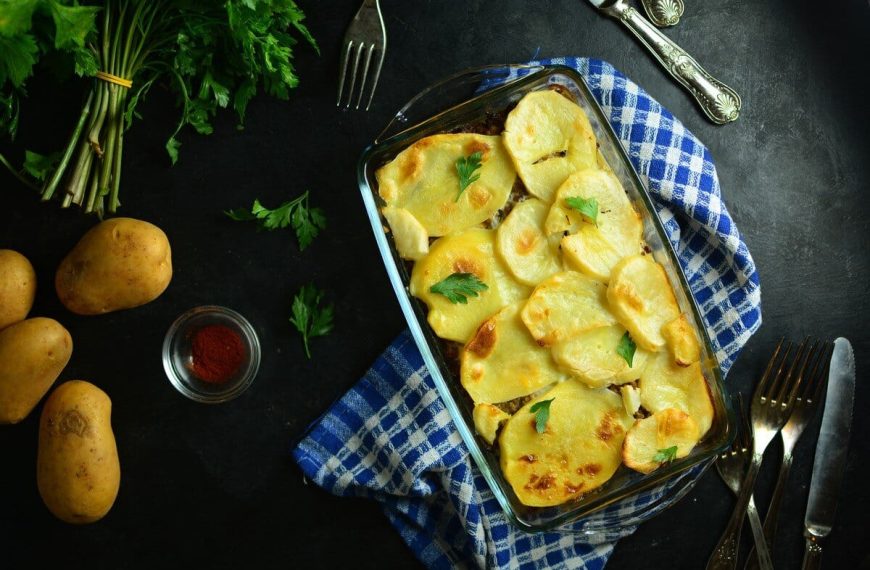 Kartoffelauflauf mit Hackfleisch, Zwiebeln und Knoblauch