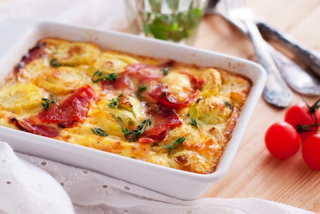 Kartoffelauflauf mit Rosenkohl und Süßkartoffeln aus dem Ofen