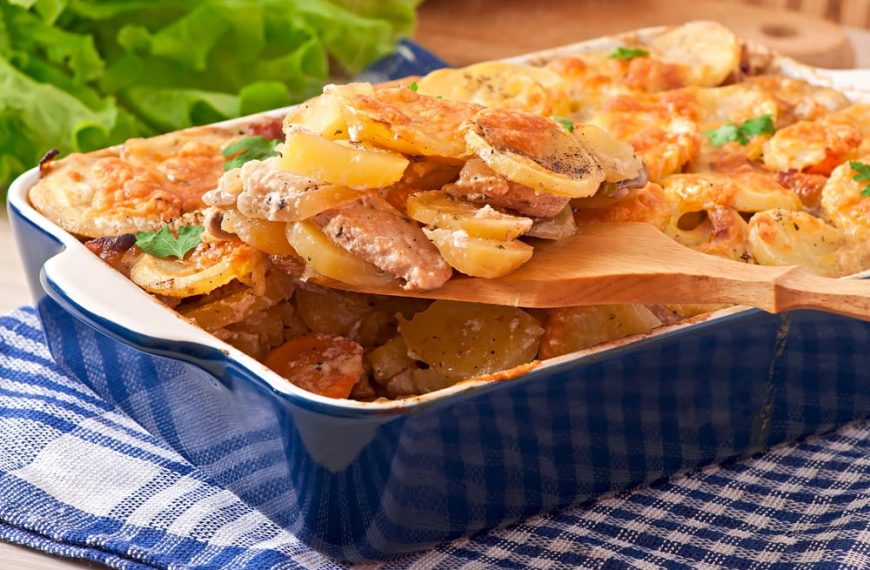 Kartoffelauflauf mit Schweinefleisch, Karotten und Pilzen aus dem Ofen