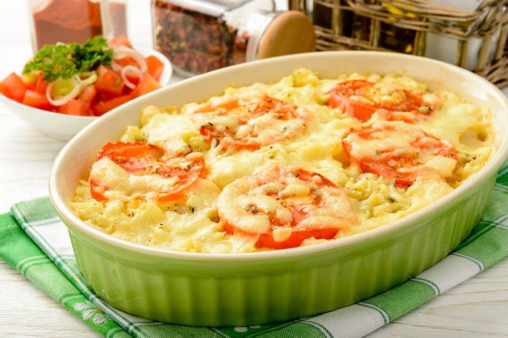 Kartoffelauflauf mit Tomaten und Käse aus dem Backofen