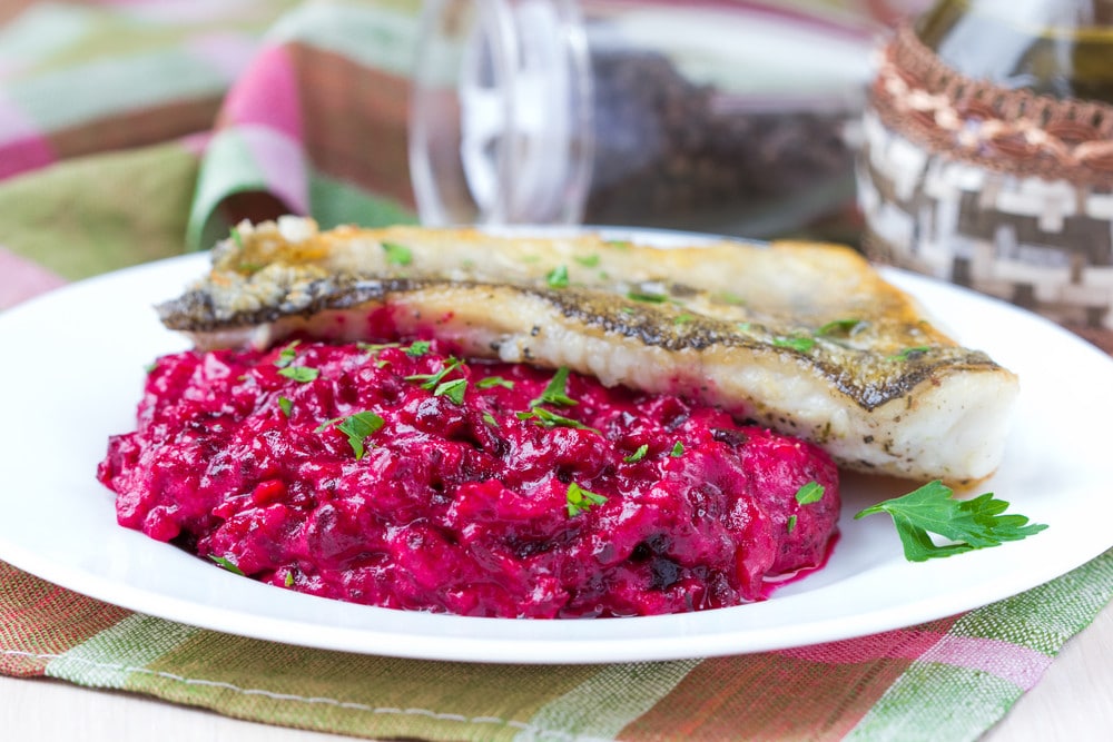 Kartoffelbrei mit Roter Beete als Beilage zum Fisch