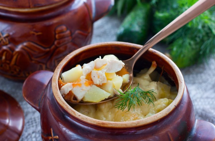 Kartoffeleintopf mit Hähnchen und Zwiebeln im Ofen