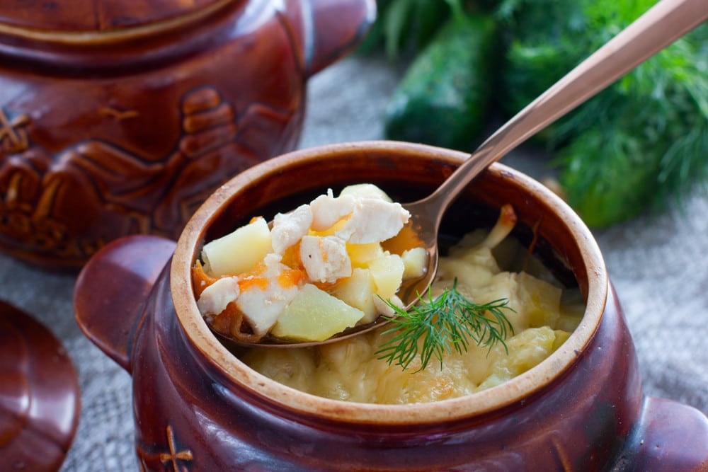 Kartoffeleintopf mit Hähnchen und Zwiebeln im Ofen