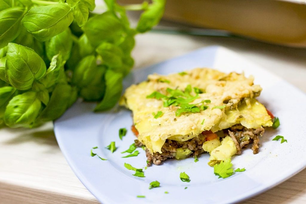 Kartoffelgratin mit Hackfleisch und Käse überbacken