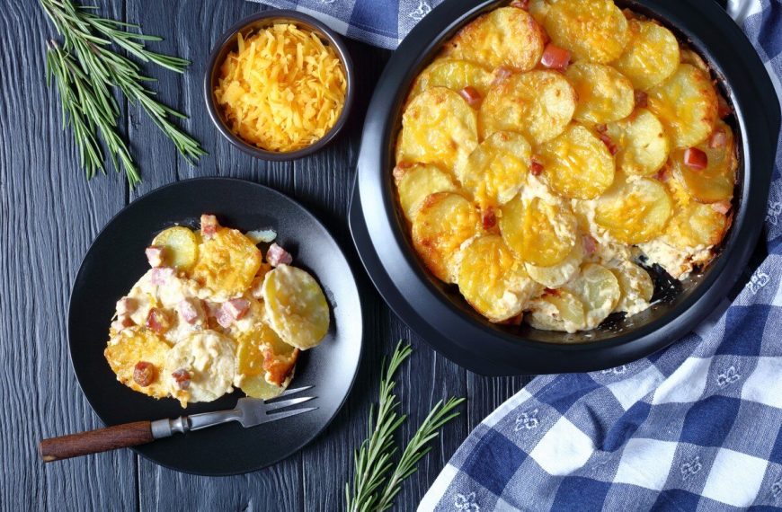 Kartoffelgratin mit Schinken, Sahnesauce und Parmesan im Ofen