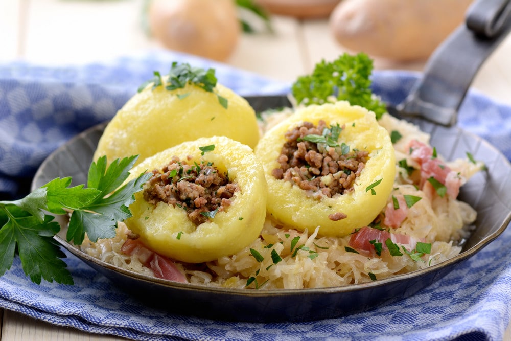 Kartoffelklöße mit Hackfleisch und Sauerkraut