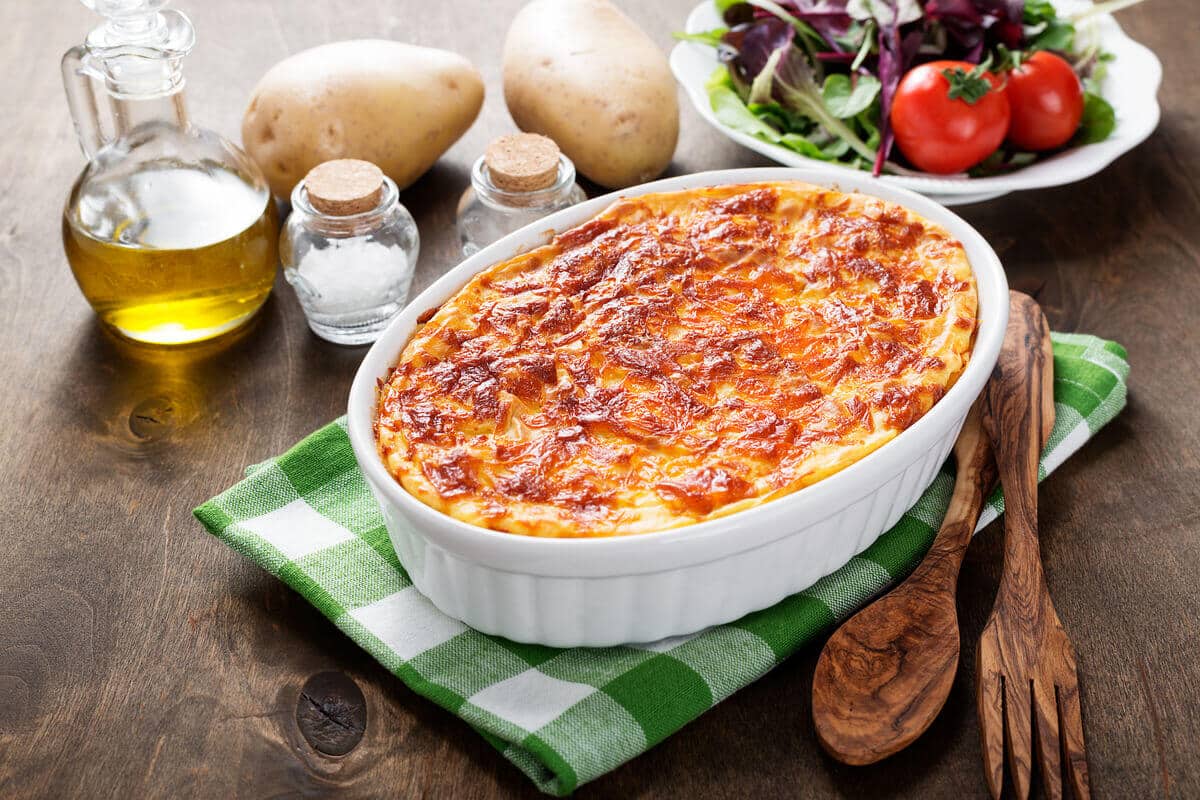 Kartoffelpüree Auflauf mit Hähnchenfilet und Tomaten im Ofen