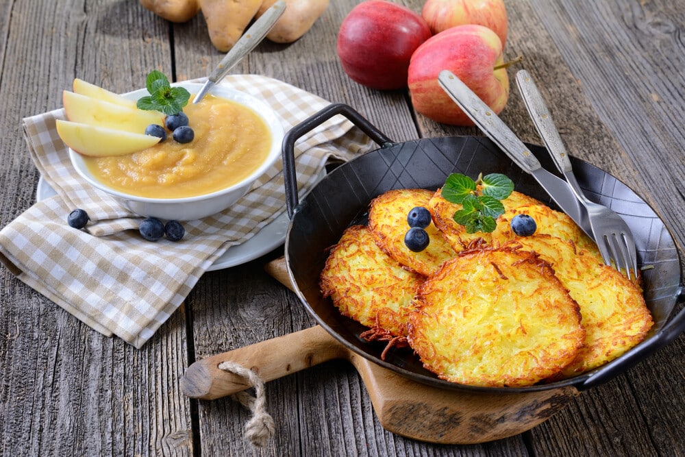 Kartoffelpuffer aus rohen Kartoffeln mit Apfelmus