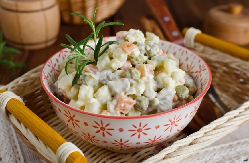 Kartoffelsalat mit Eiern, Hähnchen und Salzgurken
