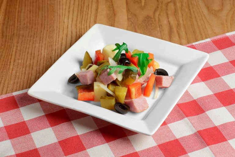 Gurken Häppchen mit Frischkäse, Schinken und Oliven