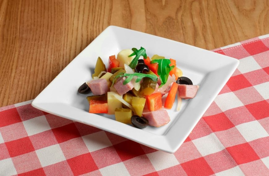Kartoffelsalat mit Schinken, Gurken, Paprika und Oliven