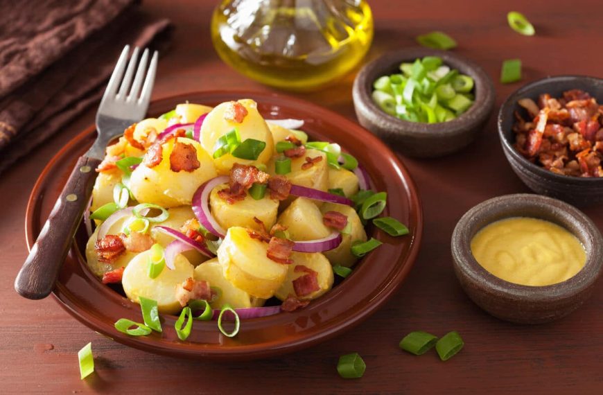 Kartoffelsalat mit Speck, Zwiebeln und würzigem Senfdressing