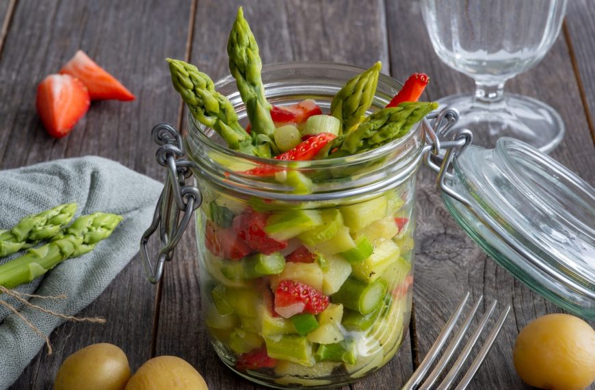 Kartoffelsalat mit grünem Spargel und Erdbeeren