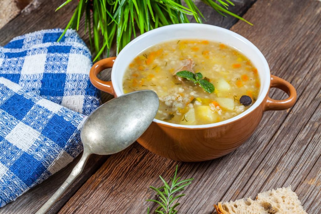 Kartoffelsuppe mit Buchweizen und Fleisch