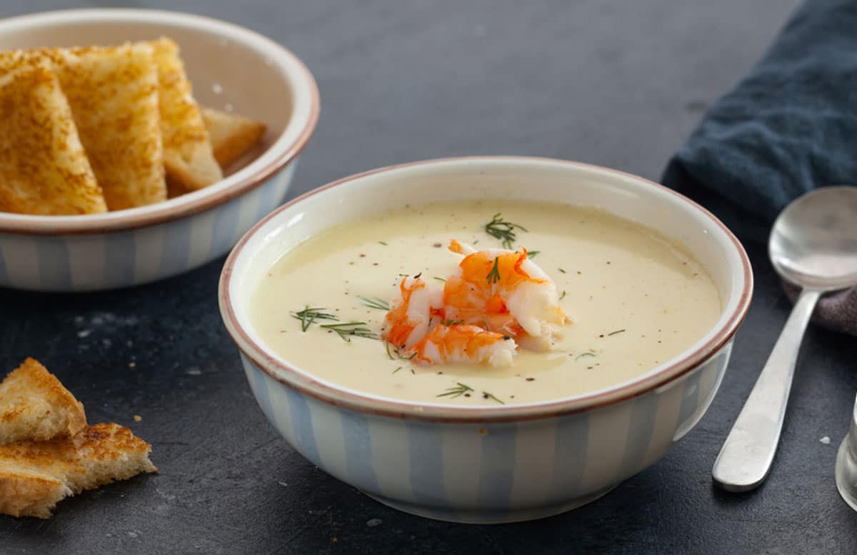 Kartoffelsuppe mit Garnelen, Käse und Milch