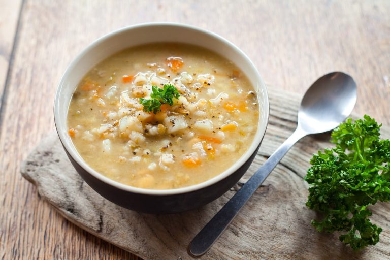 Kartoffelsuppe mit Spinat und Sauerampfer