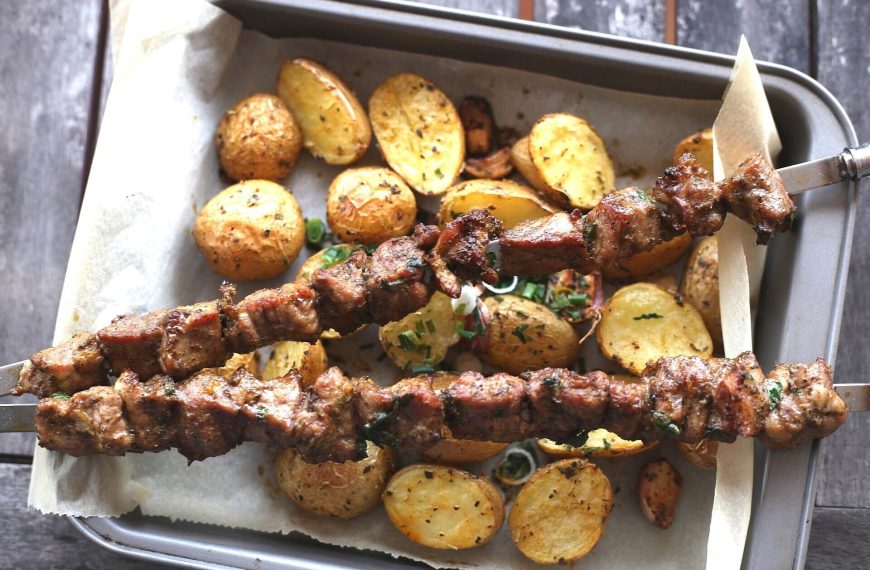 Kaukasus Schaschlik aus Rindfleisch mit Milchmarinade