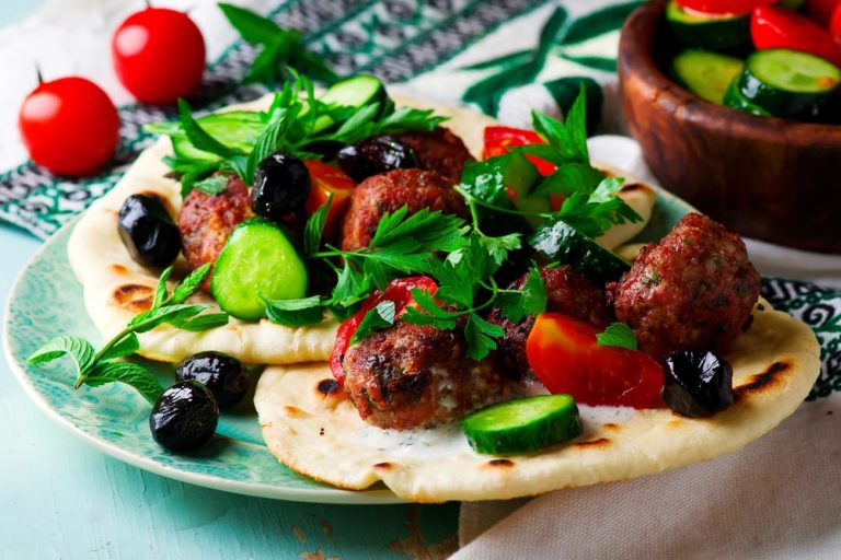Griechische Fleischbällchen vom Rind mit Tzatziki