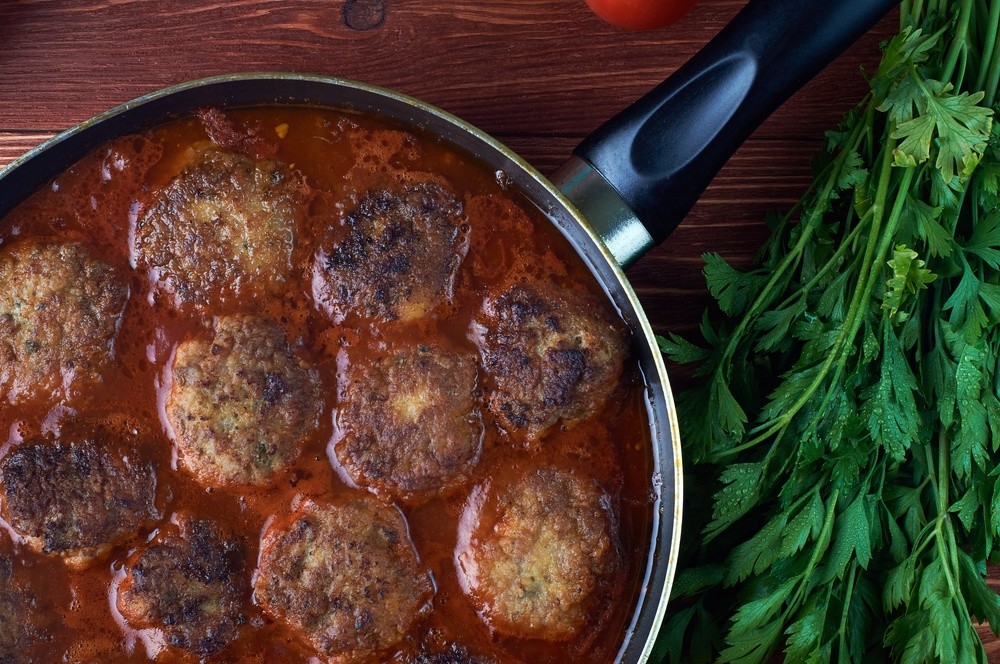 Keftedes Fleischbällchen mit Minze in Tomatensoße