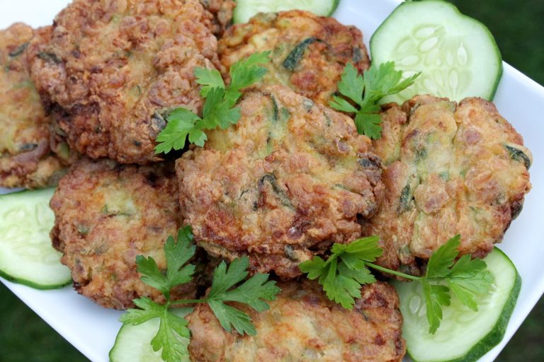 Keftedes Zucchini Frikadellen: mediterraner Genuss mit Schafskäse