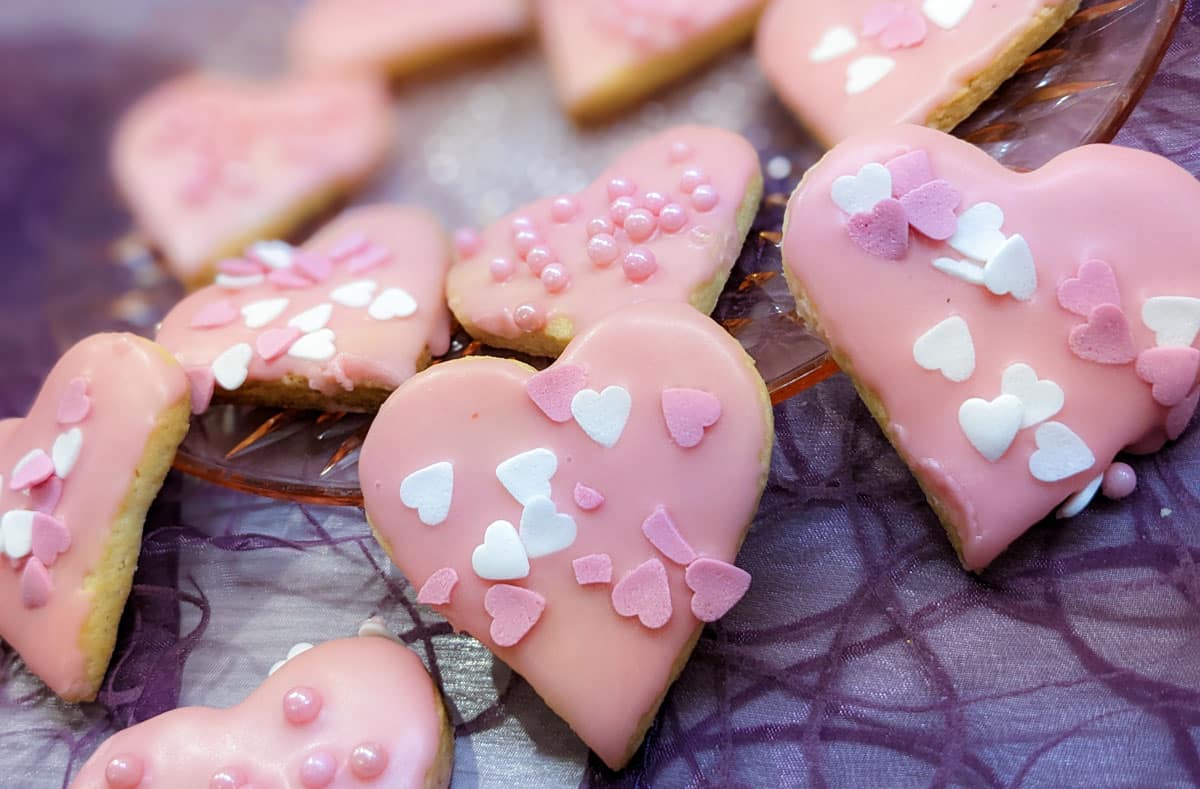 Kekse in Herzform mit Zuckerglasur für Muttertag
