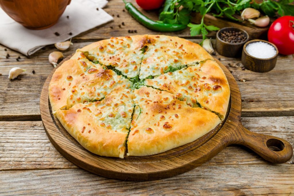 Khachapuri Kuchen aus Hefeteig mit Käse und Spinat