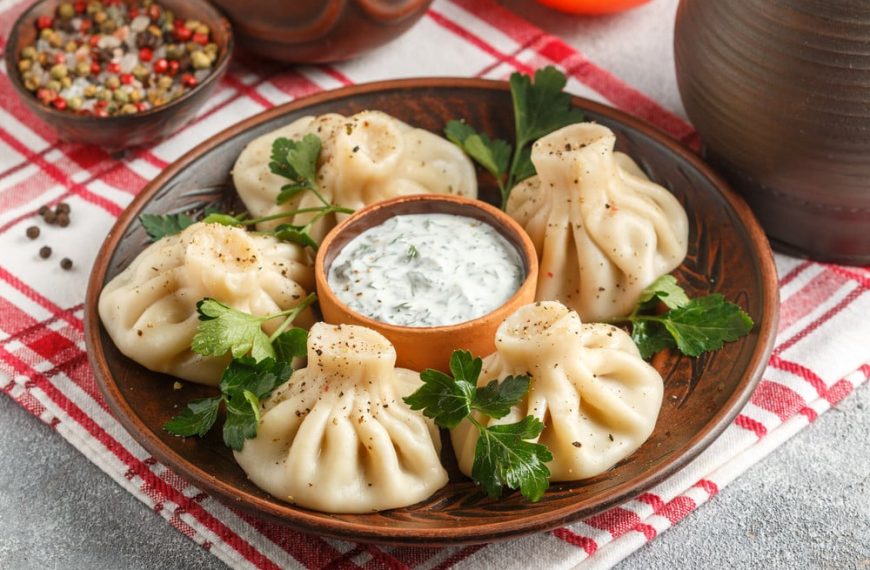 Khinkali Teigtaschen mit Hähnchen und Käse