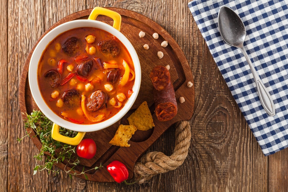 Kichererbsensuppe mit Tomaten und Chorizo