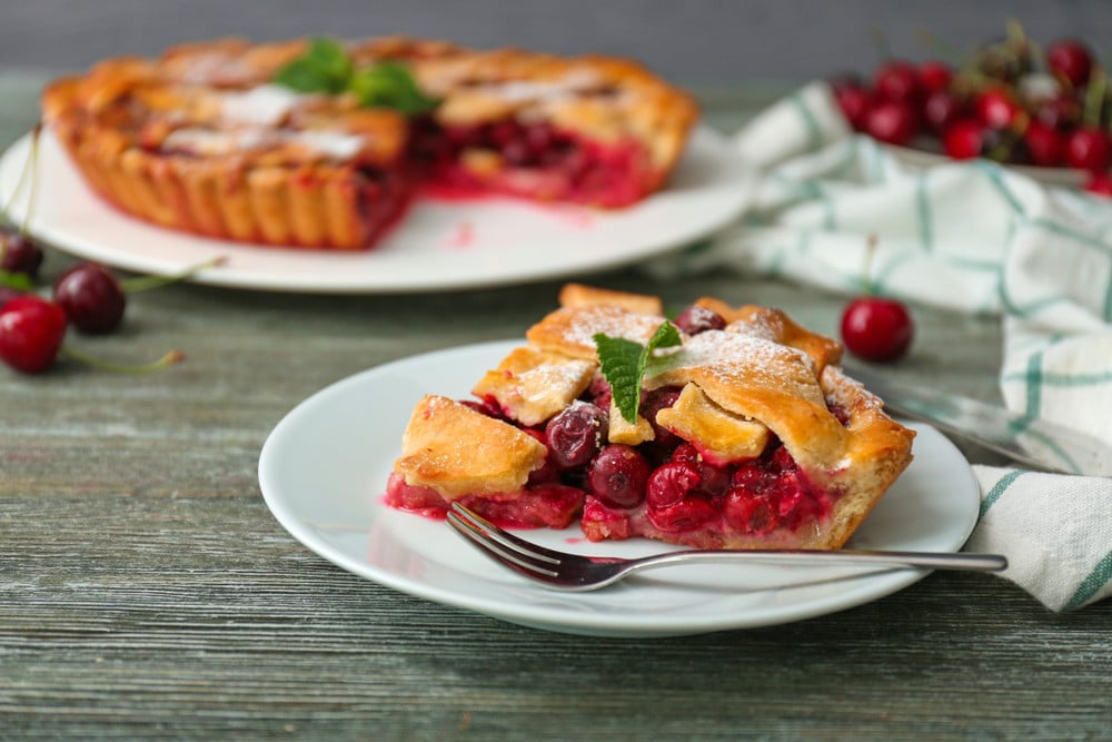 Kirschkuchen mit saftiger Erdbeerfüllung und Frischkäse