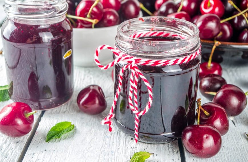 Kirschmarmelade mit Schokolade – Fruchtaufstrich aus saftigen Kirschen