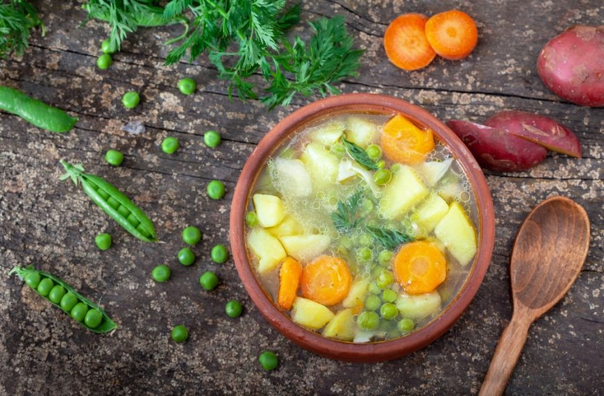 Klare Frühlingssuppe mit Möhren, Kartoffeln und Erbsen