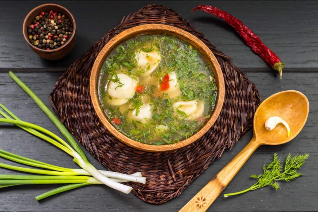 Klare Suppe mit Gemüse und Pelmeni nach russischer Art